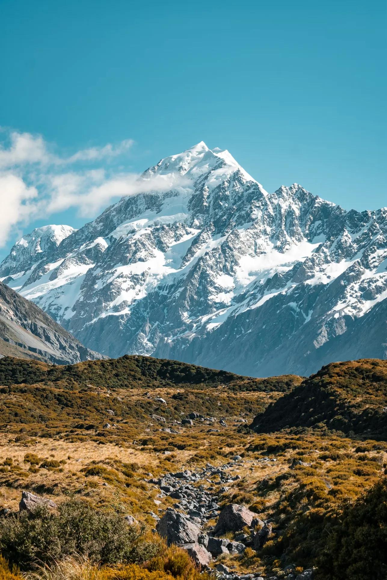 Montanha com neve sob um céu azul