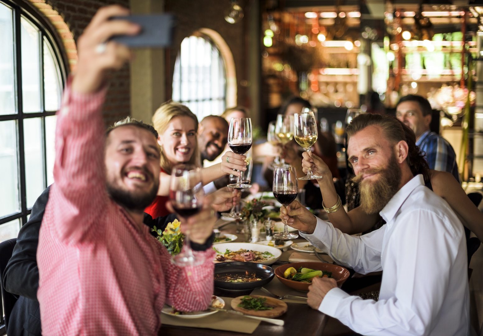 Clientes felizes vão fazer melhores avaliações e recomendar o restaurante aos amigos